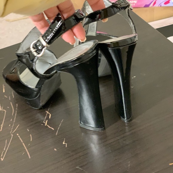 New FERGIE T STRAP HEEL SANDAL - Picture 3 of 8